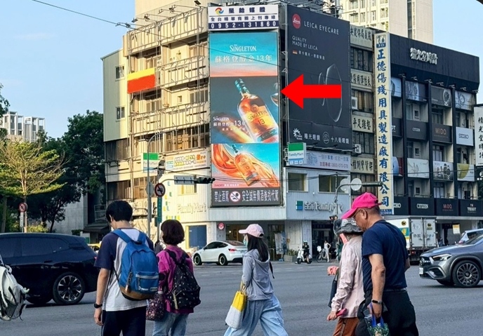 台中台灣大道商圈電視牆(新光三越對面)-0-