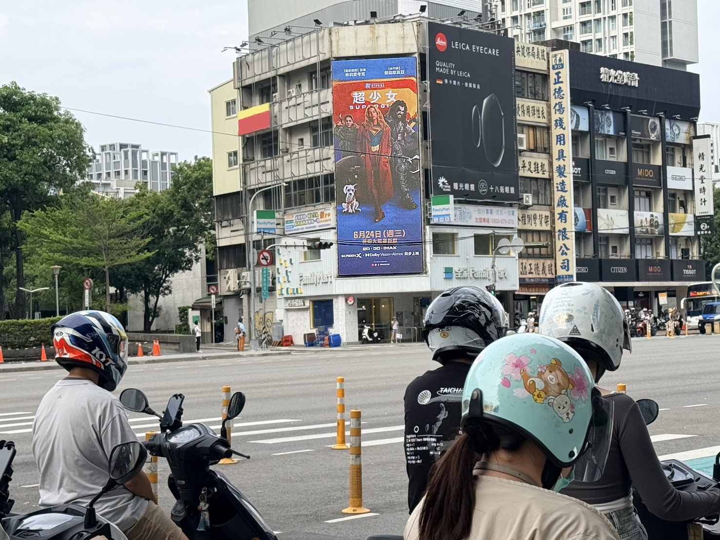 台中台灣大道商圈電視牆(新光三越對面)-1-